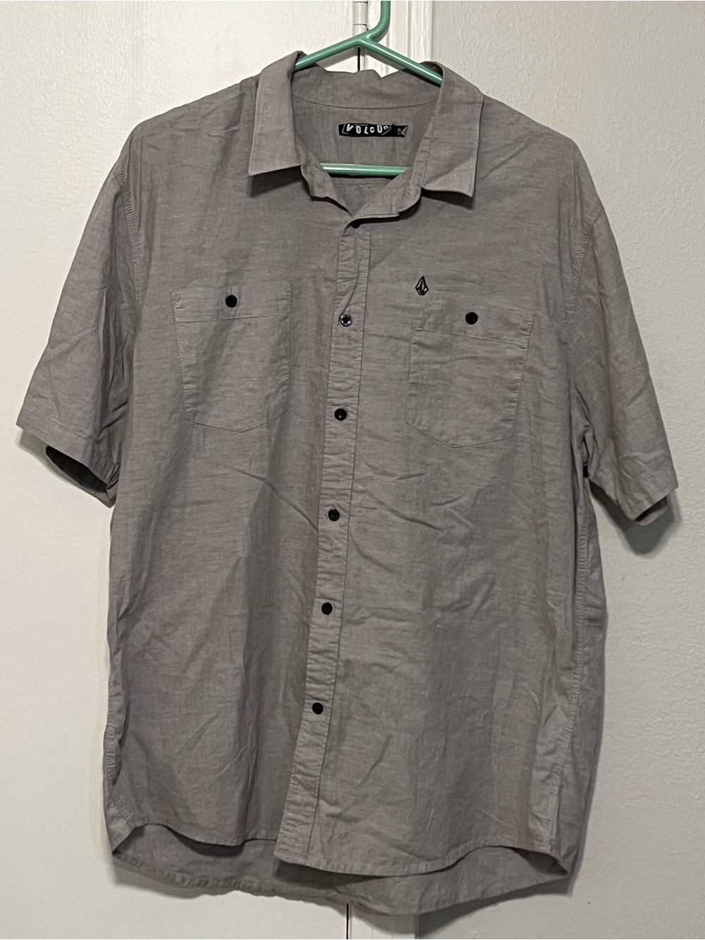 Volcom Men’s Gray Solid Short Sleeve Button-Up Shirt Pockets XL A0421103
